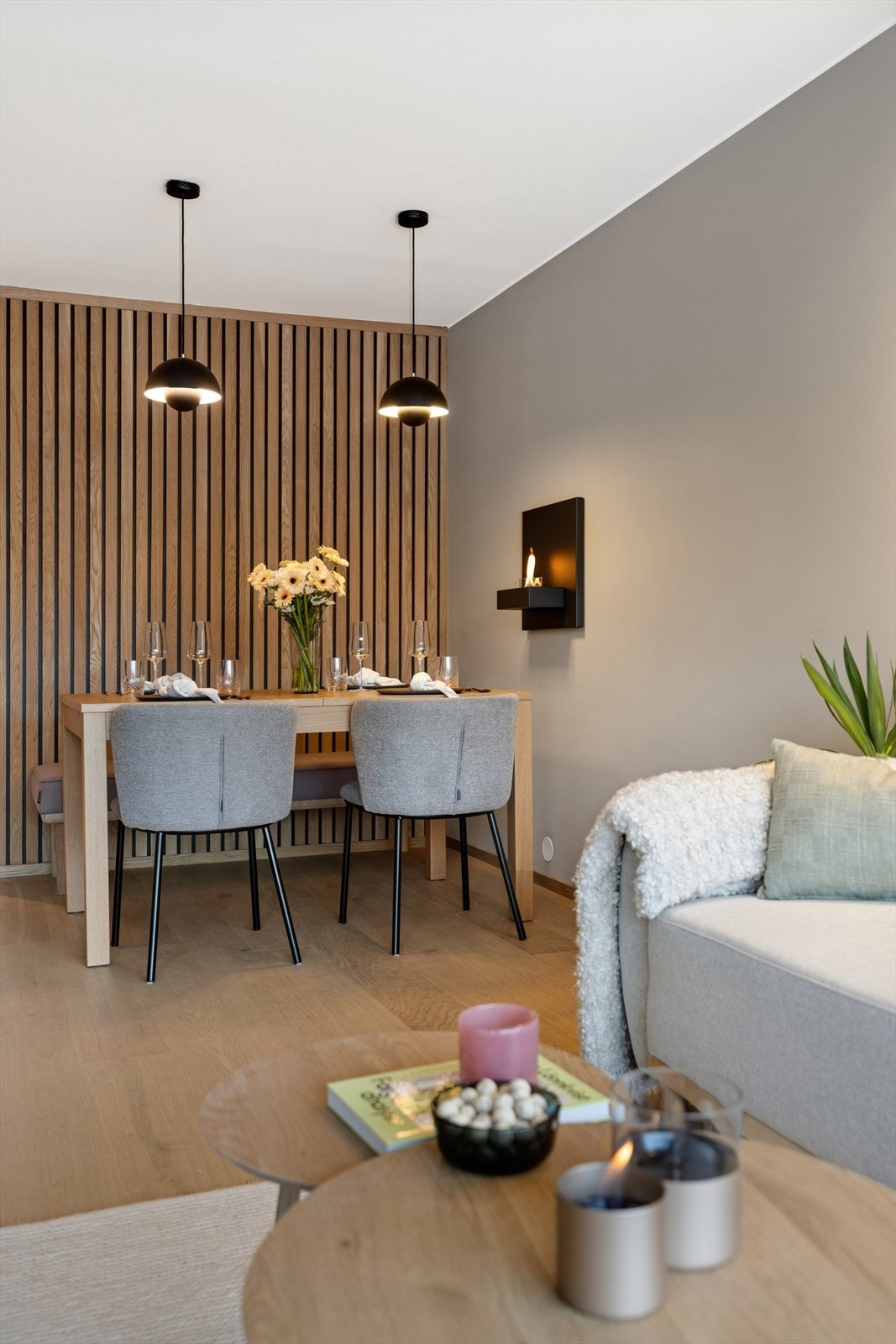 Spisesonen ligger i en naturlig tilknytning til både stue og kjøkken Galleribilde