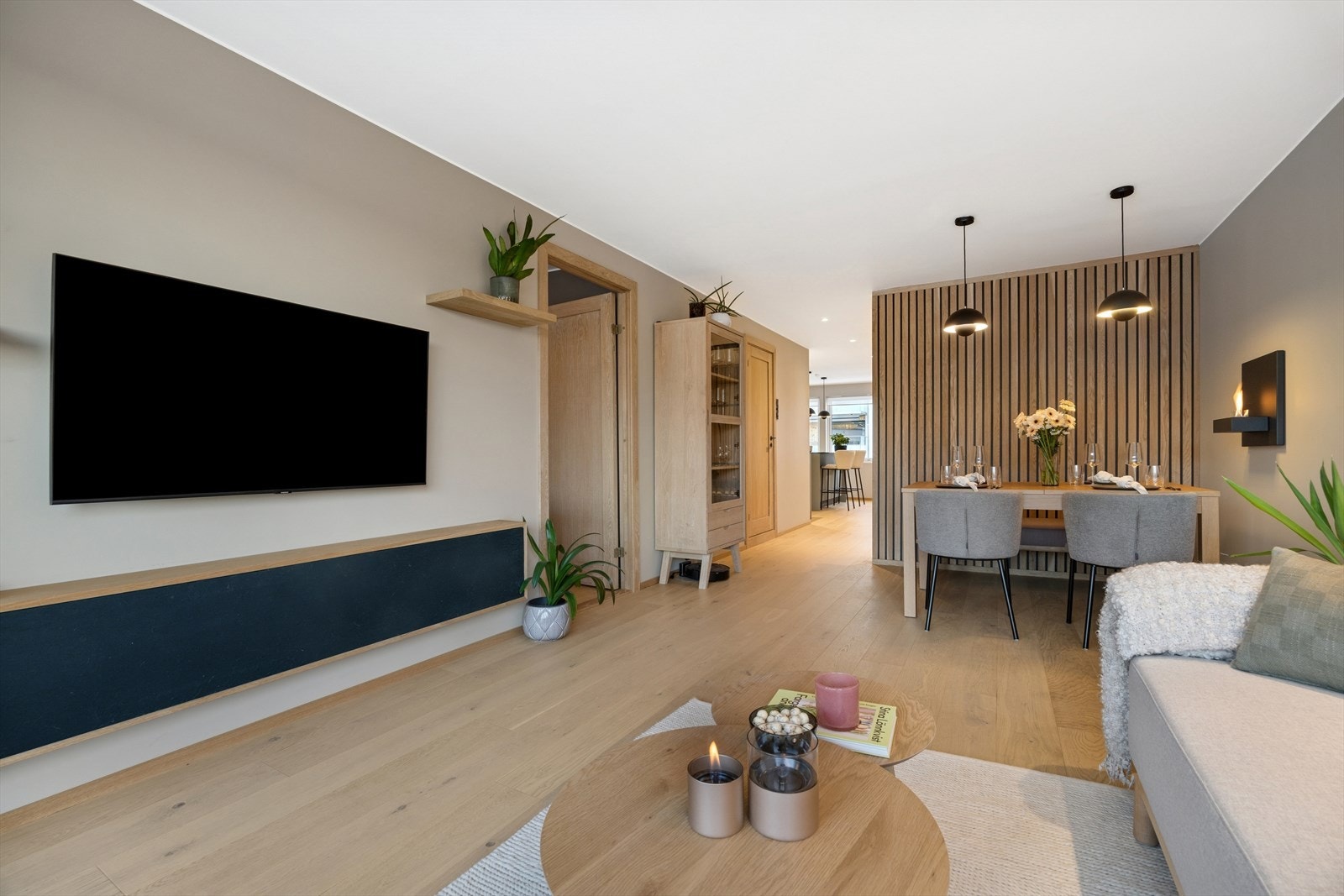 Høy standard og nordisk, stilsikker finish med lekker 1-stavs eikeparkett Galleribilde