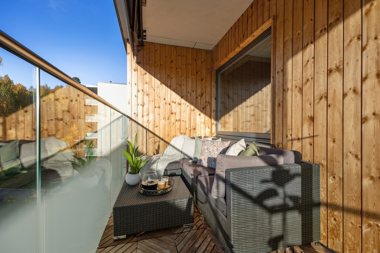 Balkongen er vestvendt, så her kan du nyte sol langt ut på sommerkvelden Galleribilde