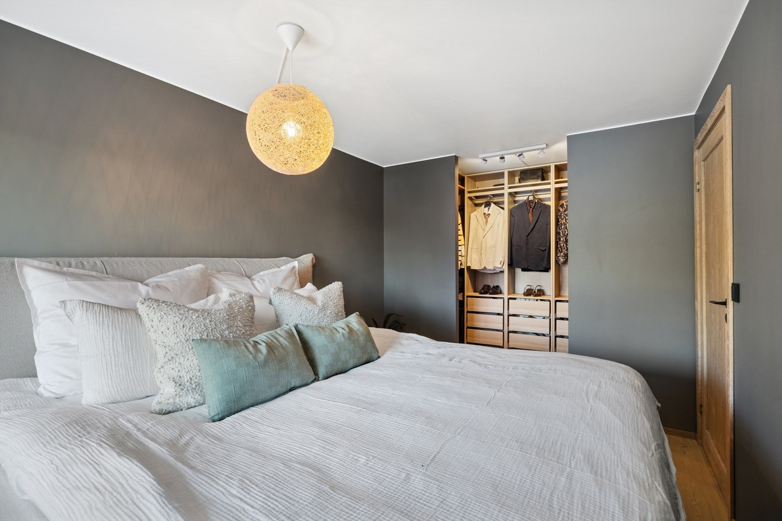 På soverommet har du walk-in-garderobe, som gir deg rikelig med lagringsplass Galleribilde