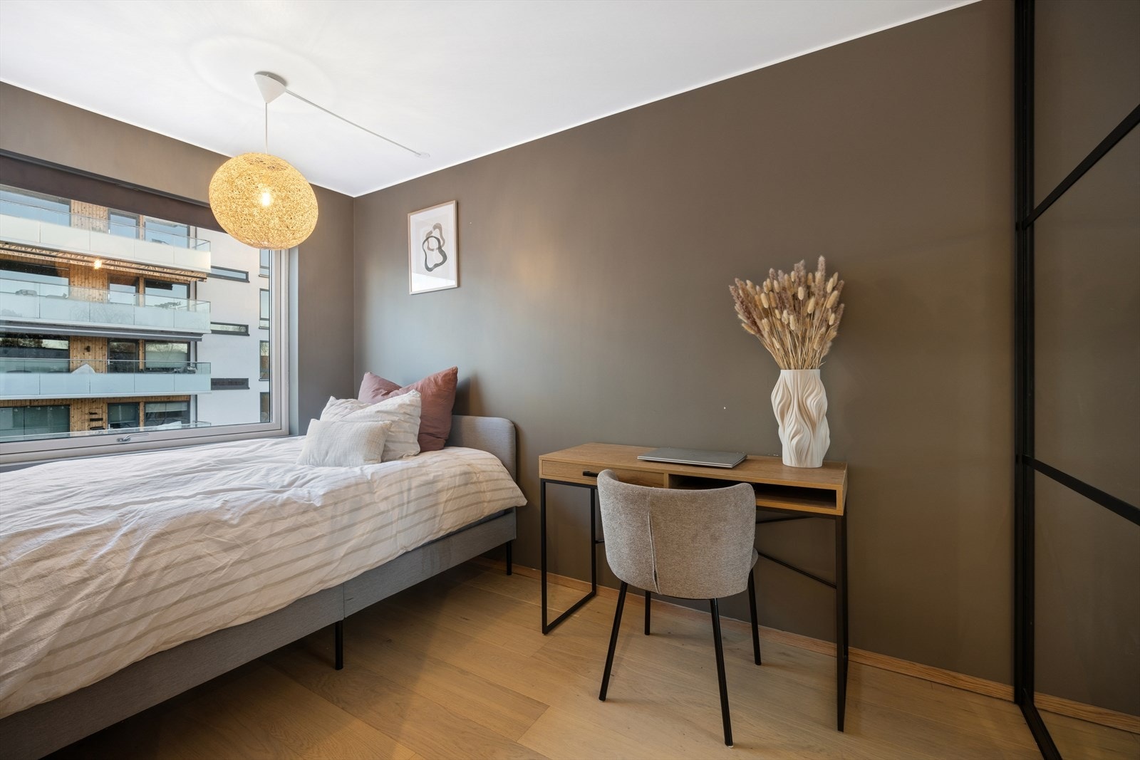 Soverom 2 er også av god størrelse, det er i dag innredet som gjesterom/kontor Galleribilde