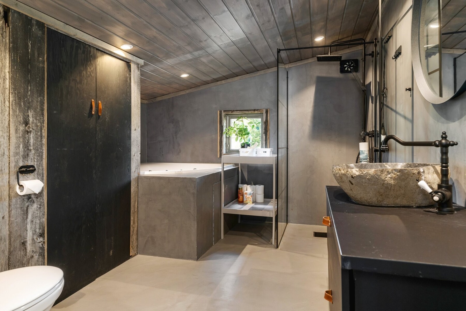 Badet ble renovert i 2020 med microsement på gulv og vegger, samt gulvvegger. Galleribilde