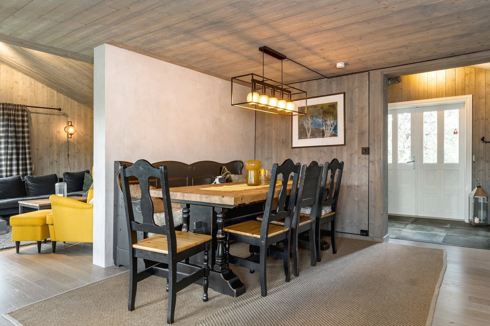 Stor spisegruppe- perfekt for å samle familie og venner! Hytta selges delvis møblert. Galleribilde