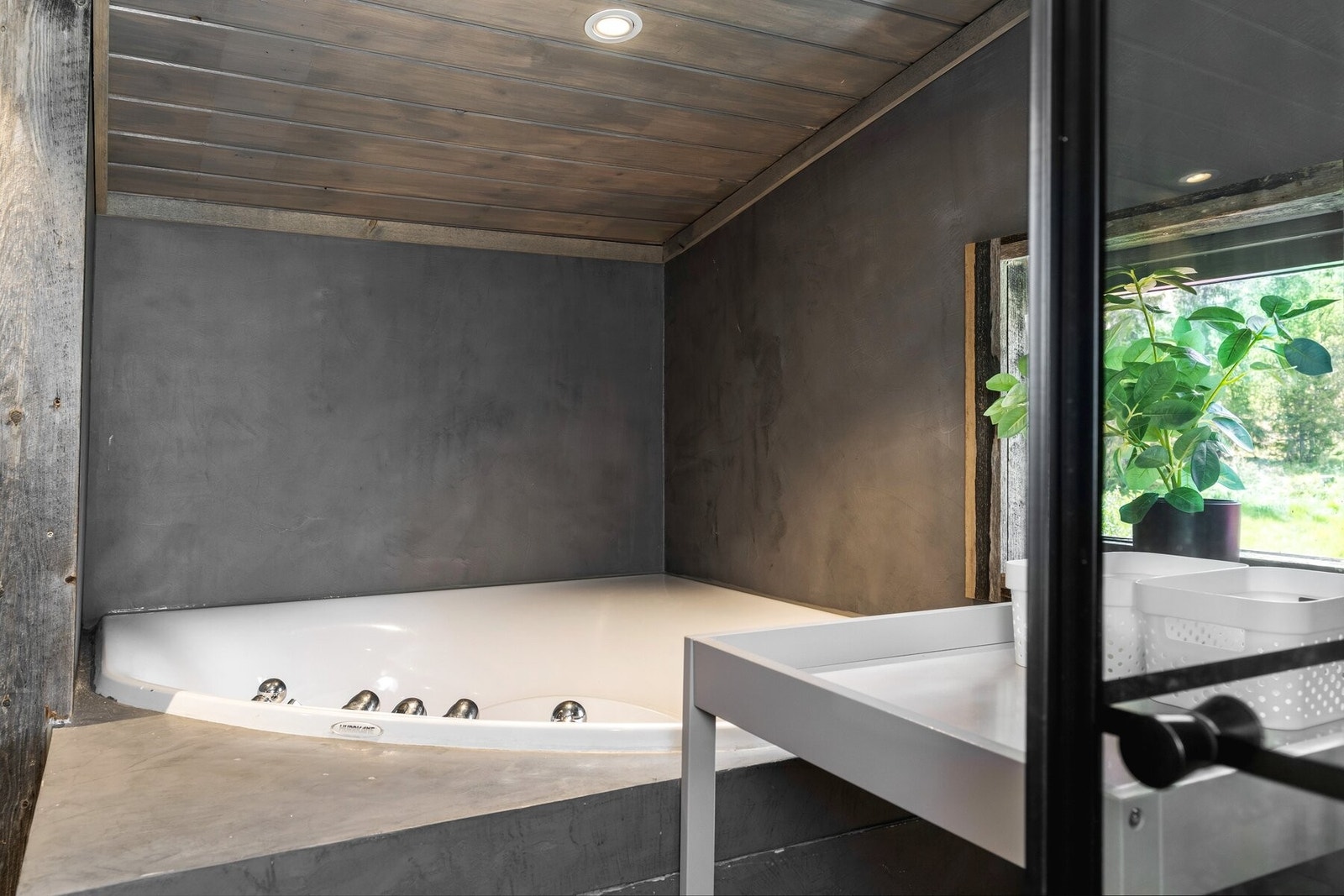 Badet har både dusj og boblebad. Galleribilde