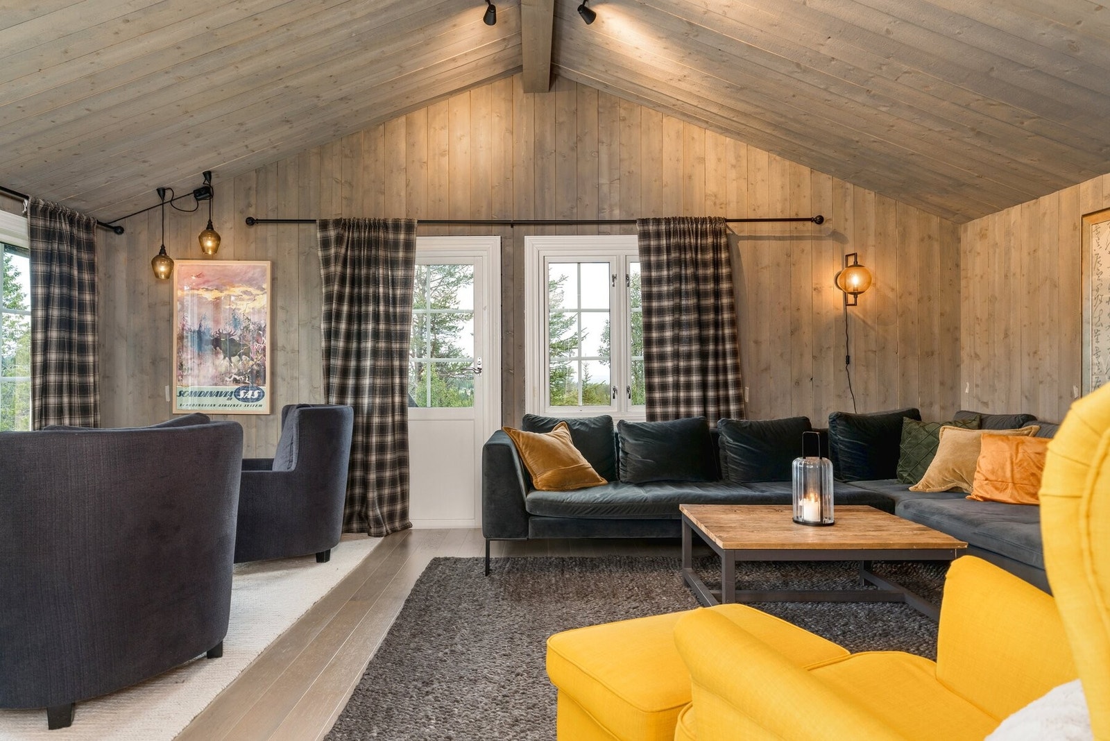 Trivelig stue med god takhøyde og materialer som skaper en lun og god atmosfære. Galleribilde