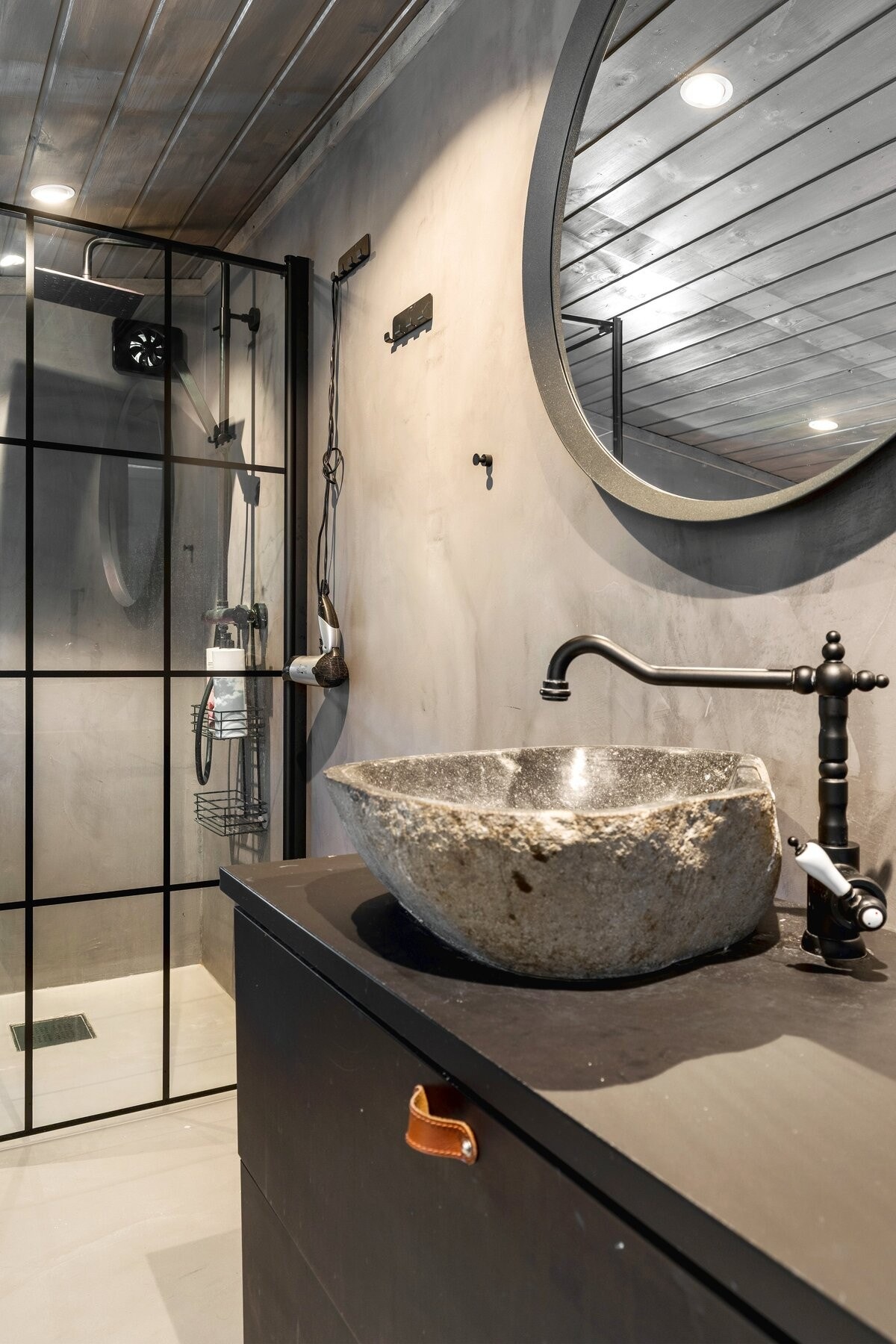 Baderomsinnredning med steinvask. Galleribilde