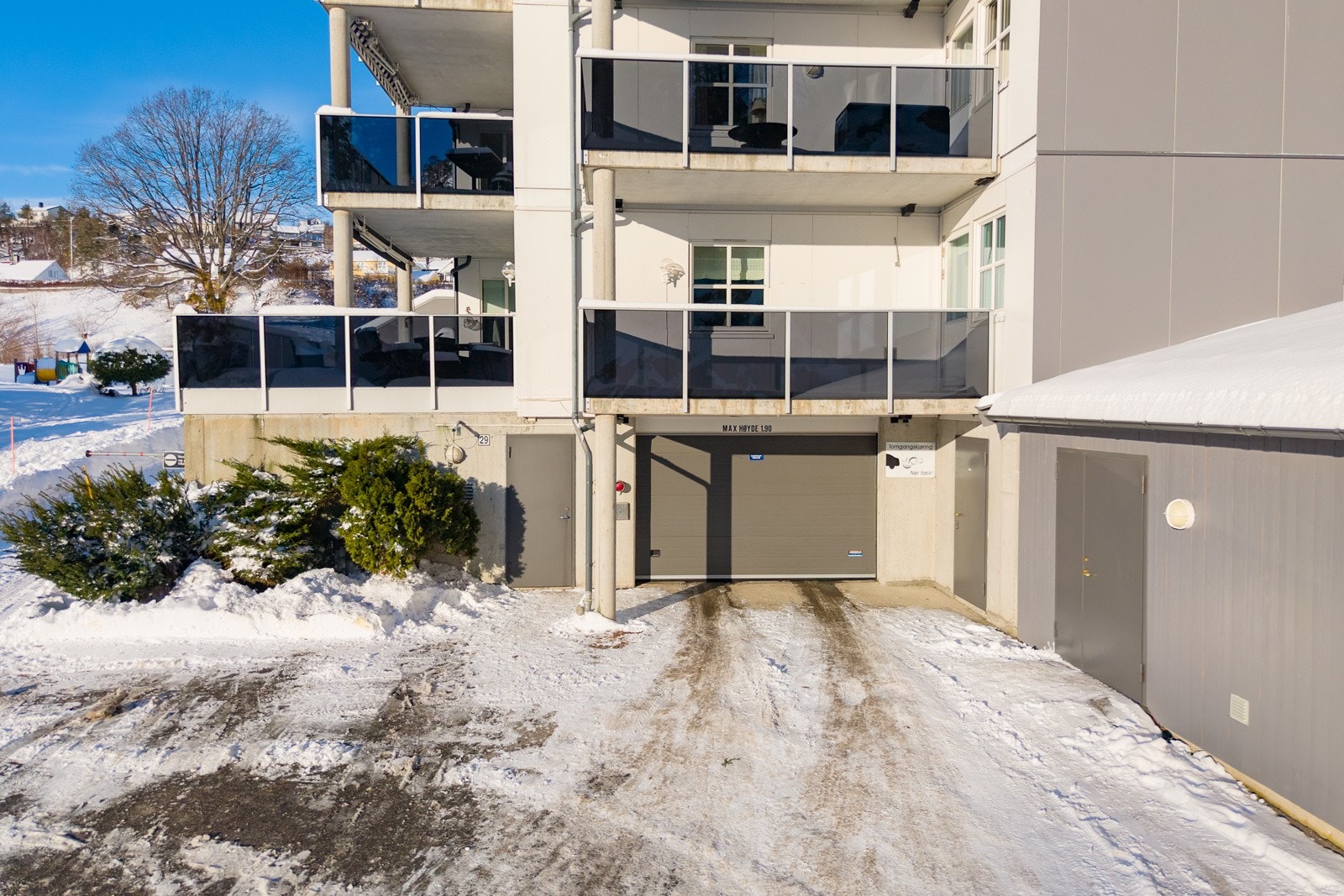 Bygget har egen parkeringskjeller med direkte heisadkomst til leilighetene. Galleribilde