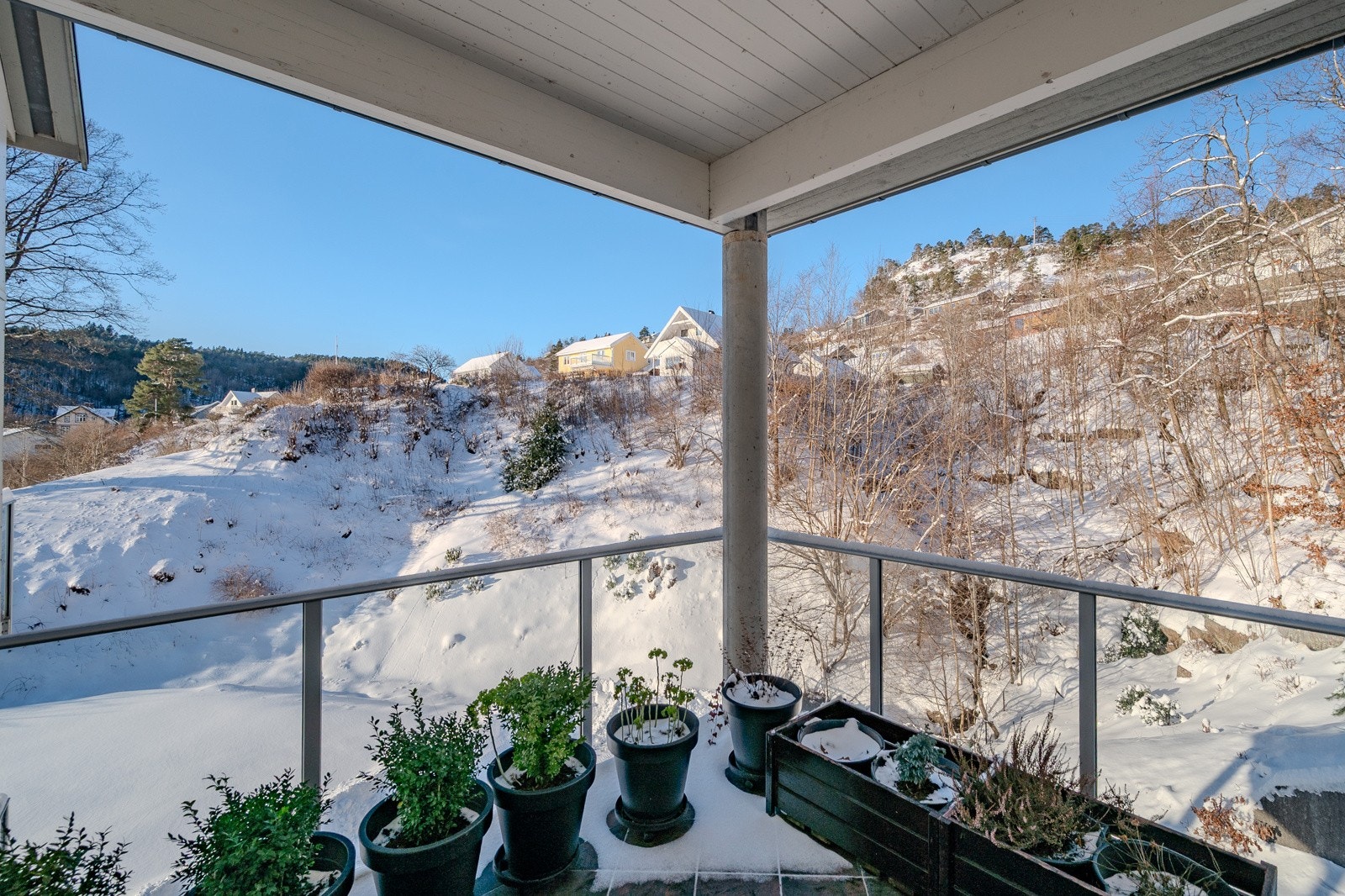 Leiligheten har tre vestvendte og solrike verandaer - her med utgang fra hovedsoverom. Galleribilde