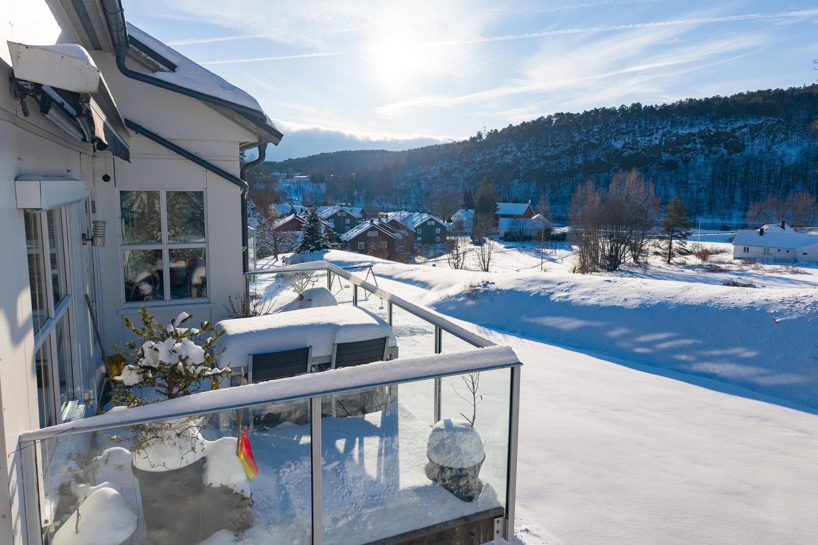 Høy, fri og solrik beliggenhet på enden i byggets toppetasje. Galleribilde