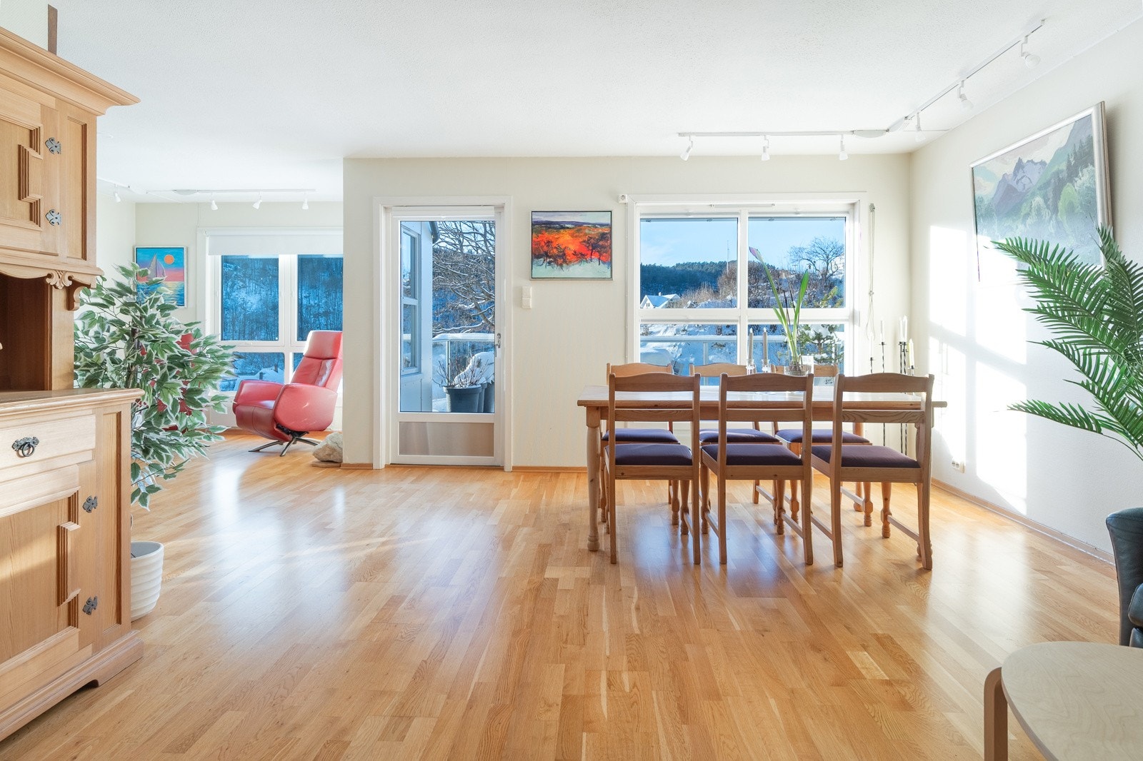 Lys, romslig stsue med utgang vestvendt veranda. Galleribilde