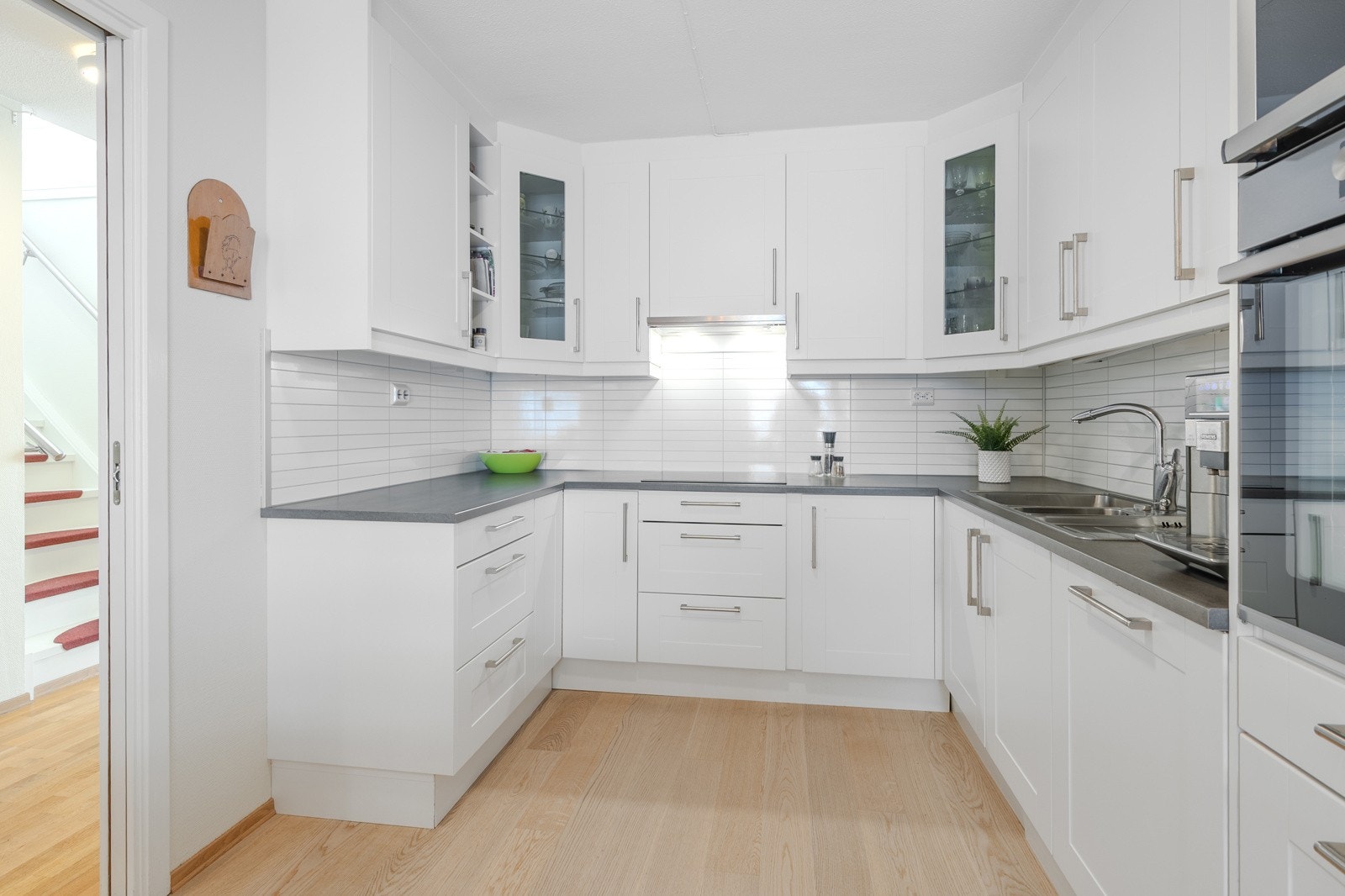 Flott, stilren kjøkkeninnredning med integrerte hvitevarer. Galleribilde