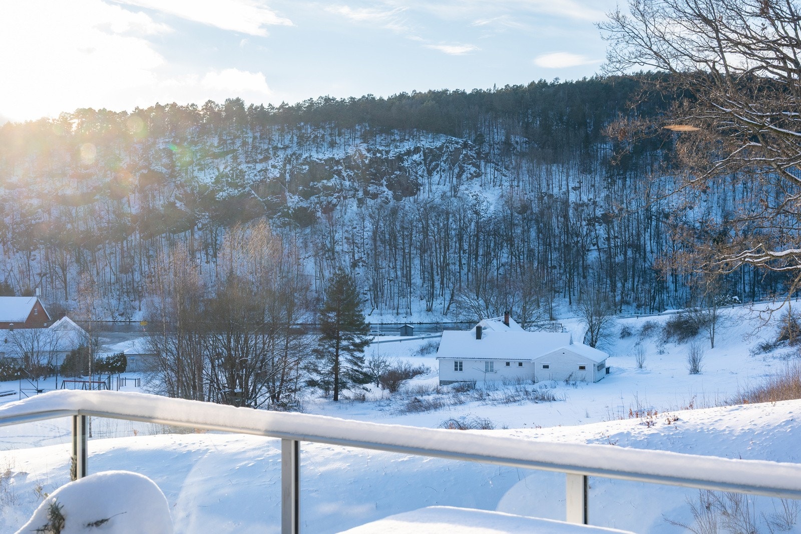 Fin, åpen og fri utsikt mot Otra. Galleribilde