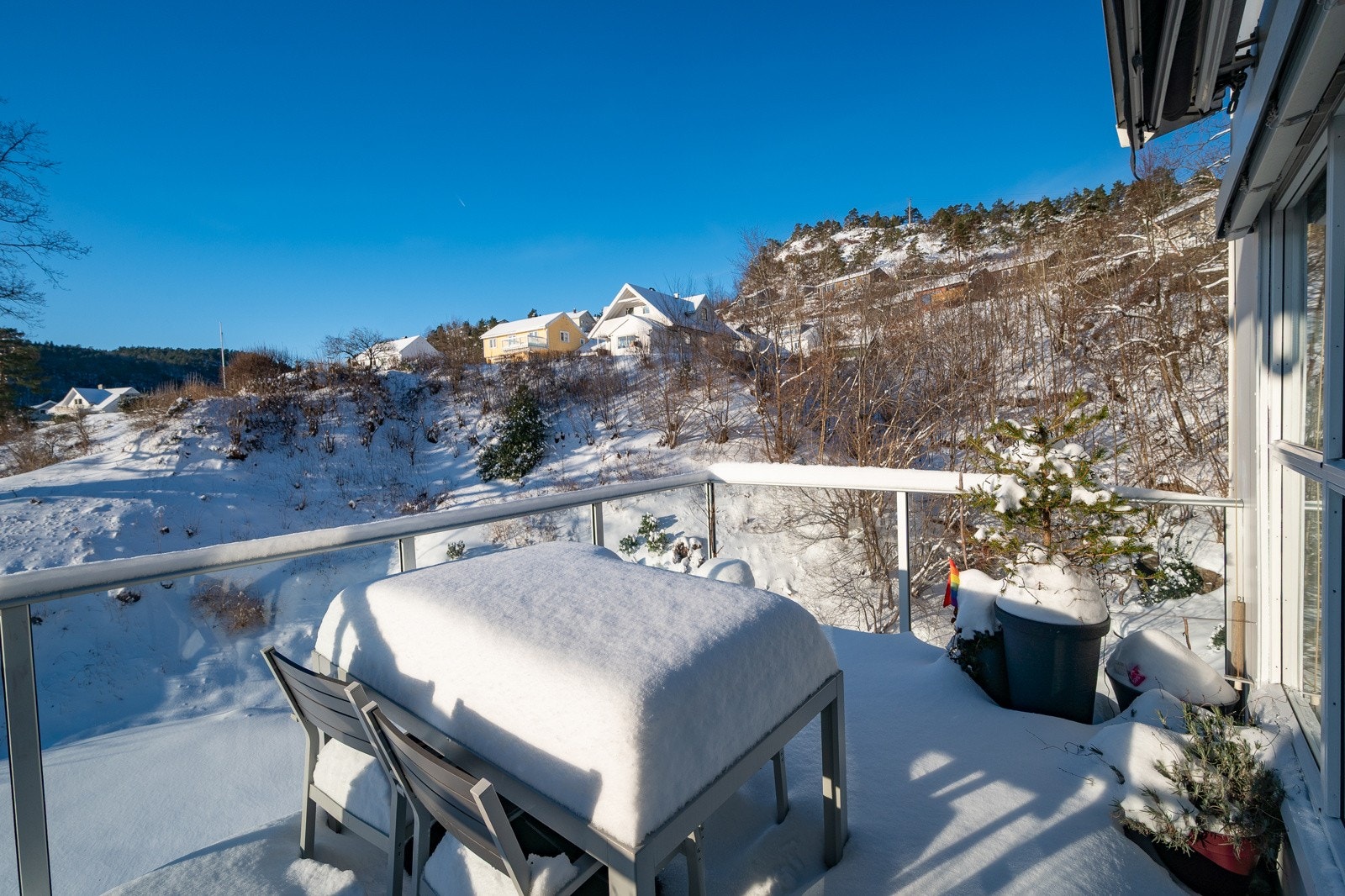 Leiligheten har tre vestvendte og solrike verandaer - her med utgang fra stue. Galleribilde