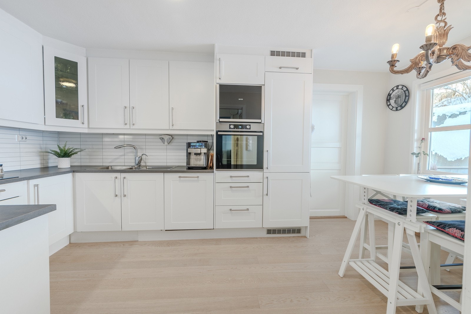 Flott, stilren kjøkkeninnredning med integrerte hvitevarer. Galleribilde