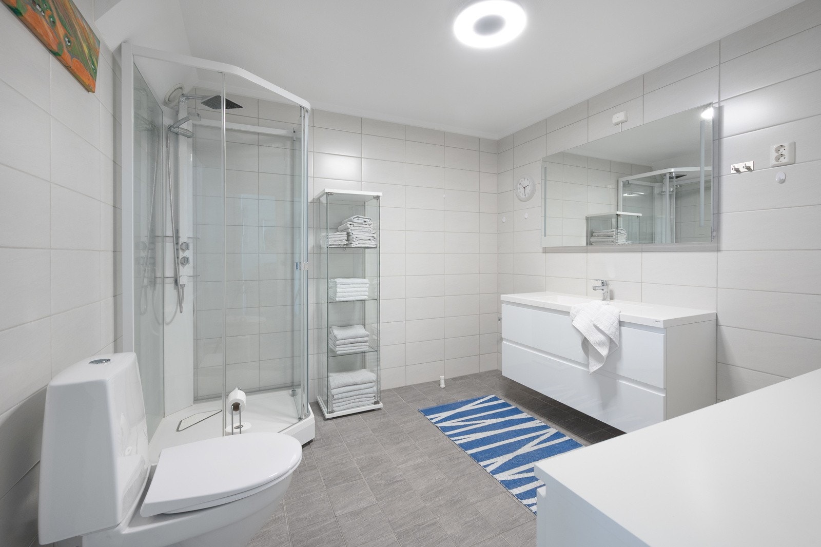 Pen, flislagt bad med dusjkabinett. Galleribilde