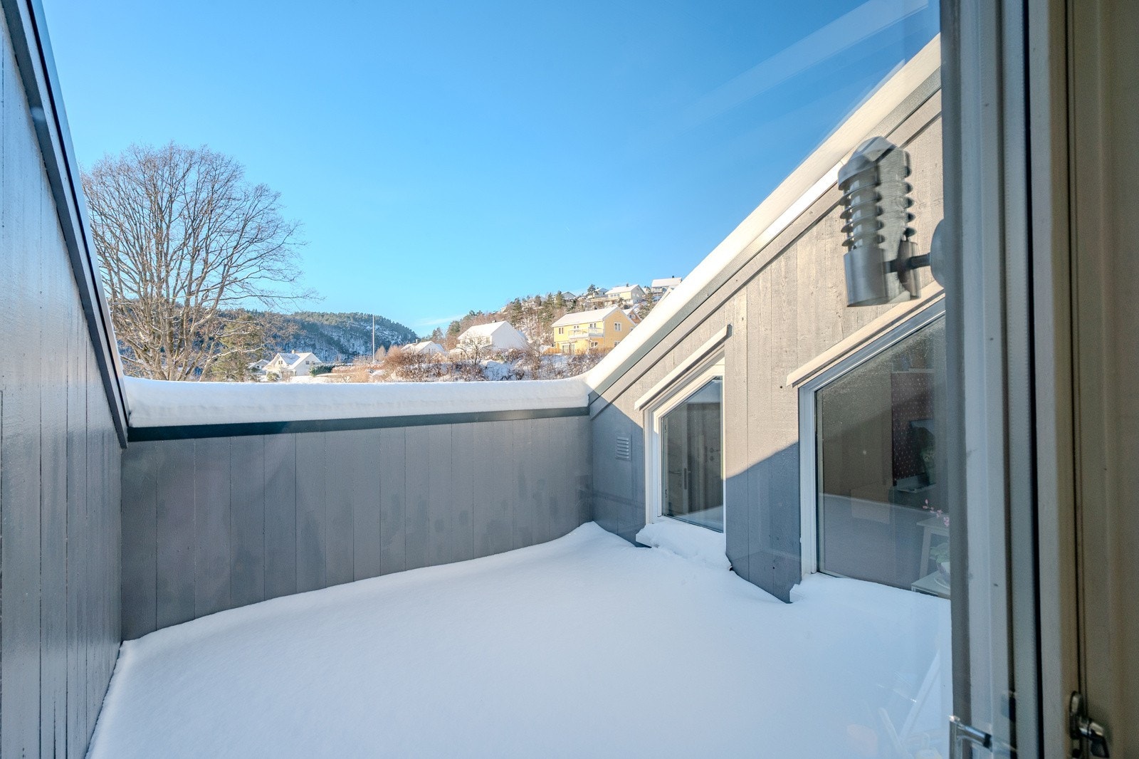 Leiligheten har tre vestvendte og solrike verandaer - her med utgang fra loftstue. Galleribilde