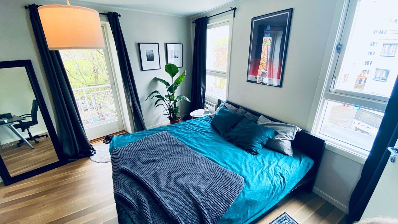 Romslig og luftig soverom med utgang til balkong Galleribilde