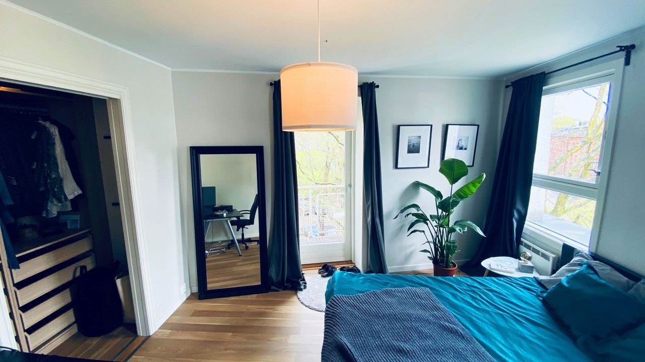 Det er walk-in closet i tilknytning til soverommet for oppbevaring av klær Galleribilde