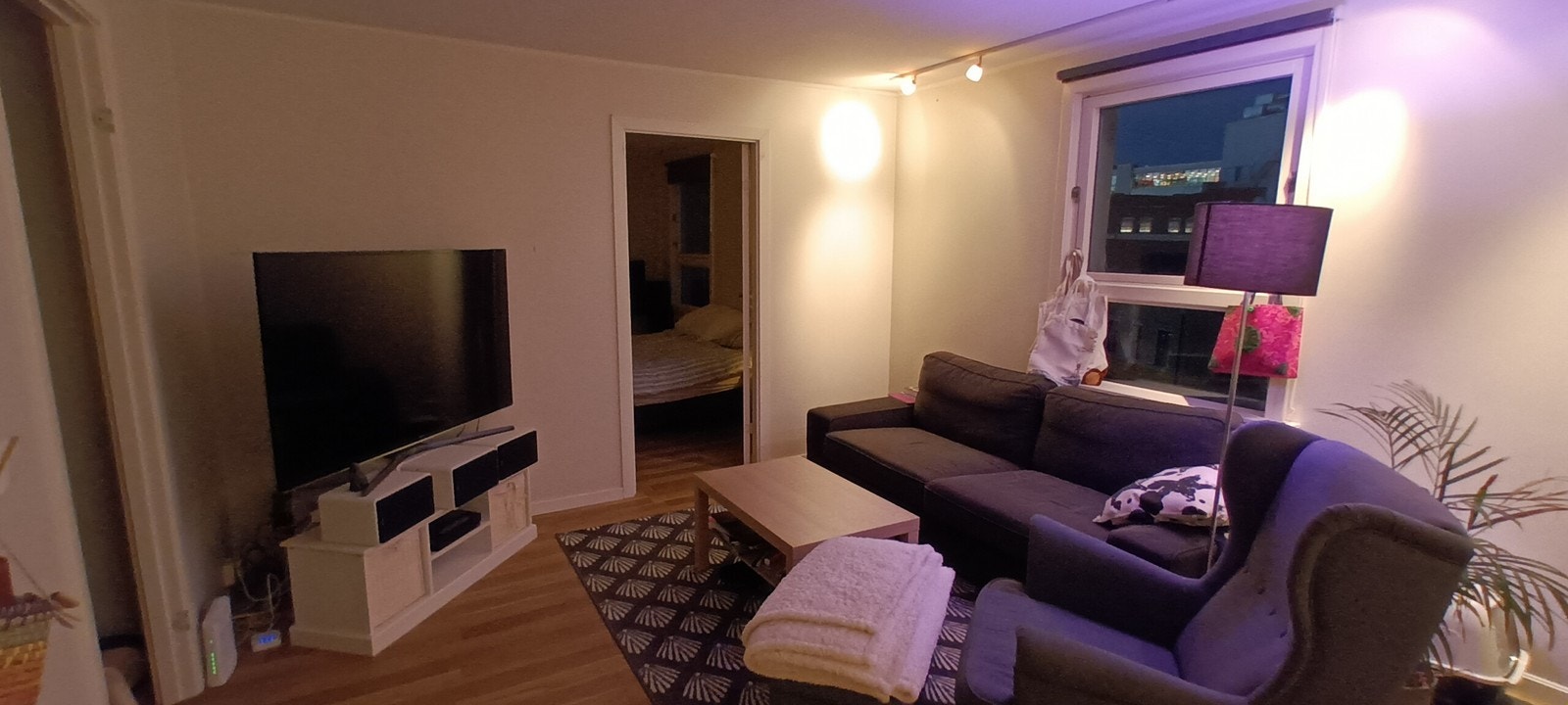 Stue med god plass til sofagruppe Galleribilde