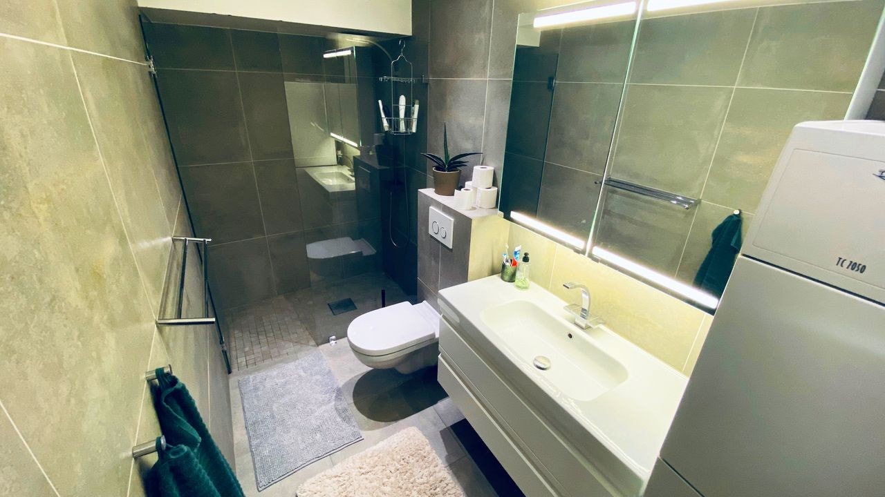 Moderne baderom med dusjnisje Galleribilde