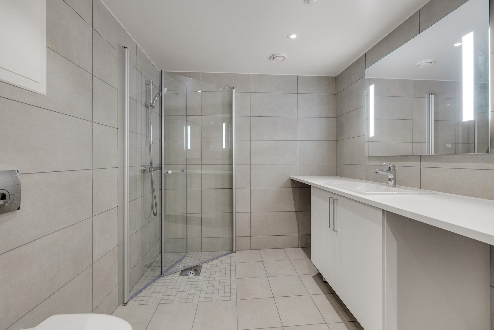 Lekkert baderom med opplegg for vaskemaskin Galleribilde