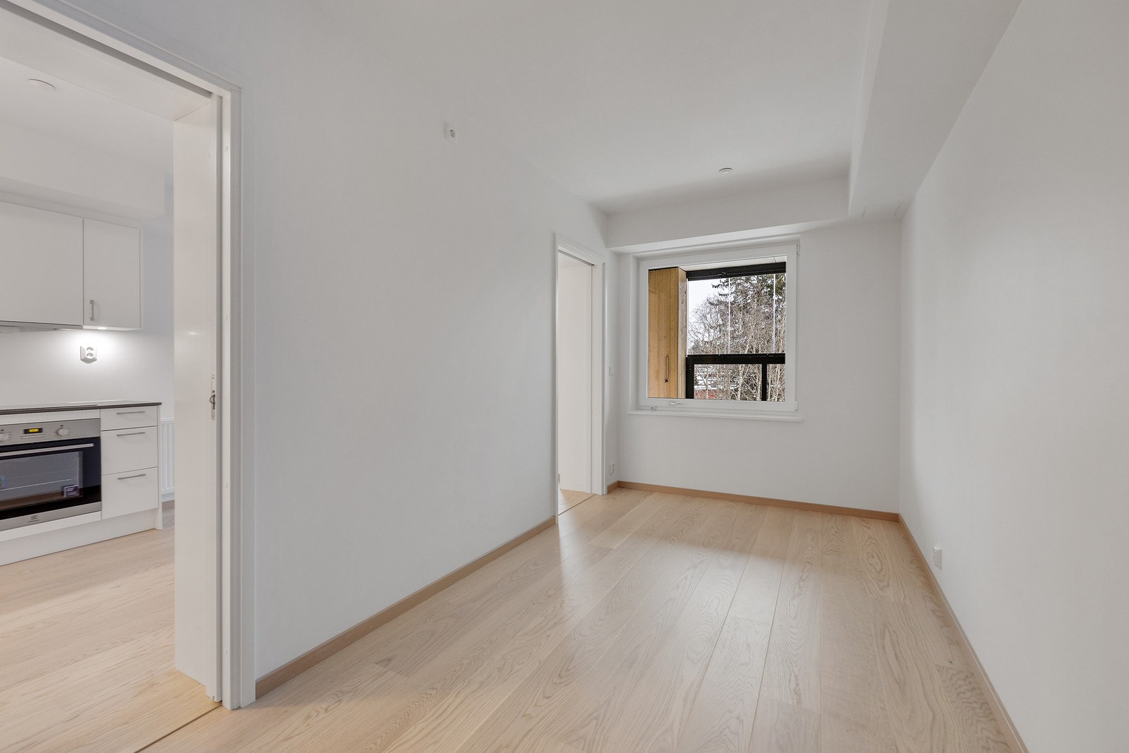 Soverom med god plass til dobbeltseng Galleribilde