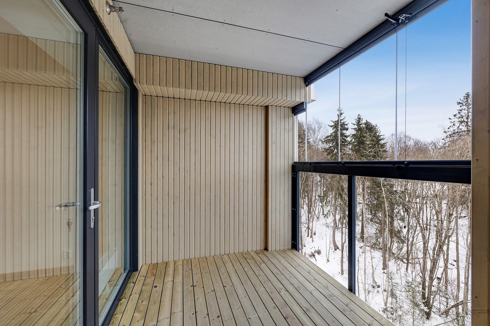 Utgang til innglasset balkong på hele 10 kvm Galleribilde