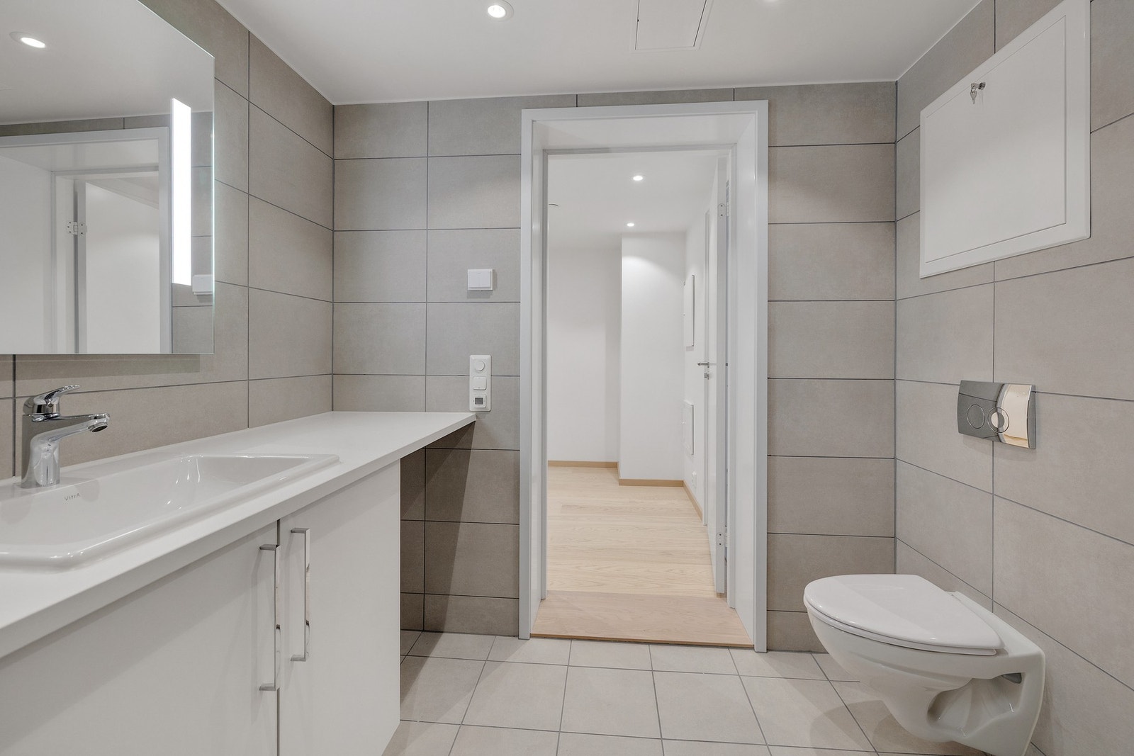 Godt med benkeplass og oppbevaring for baderomsartikler Galleribilde