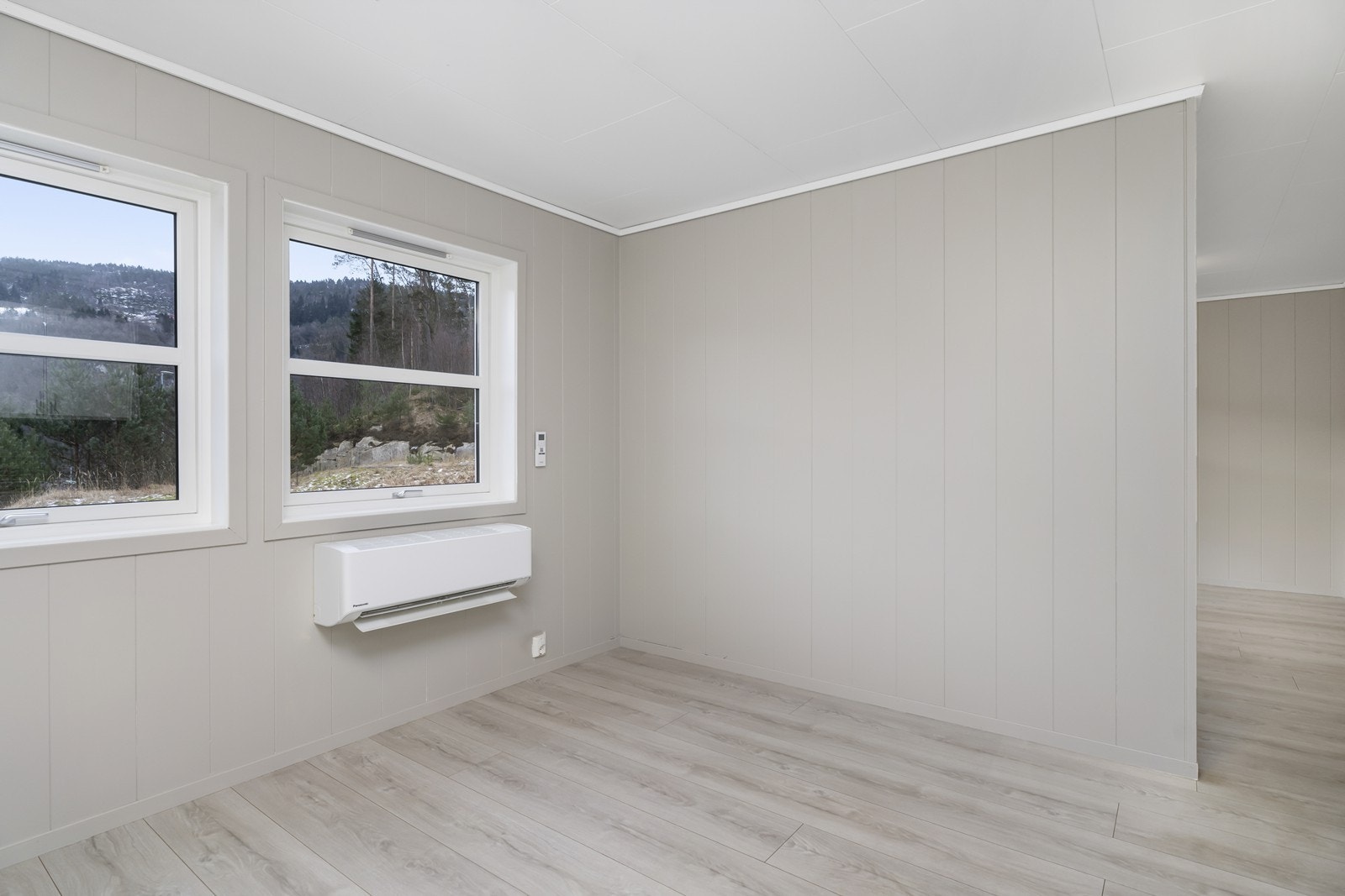 Leiligheten får inn godt med lys da det er store vindusflater i front. Galleribilde