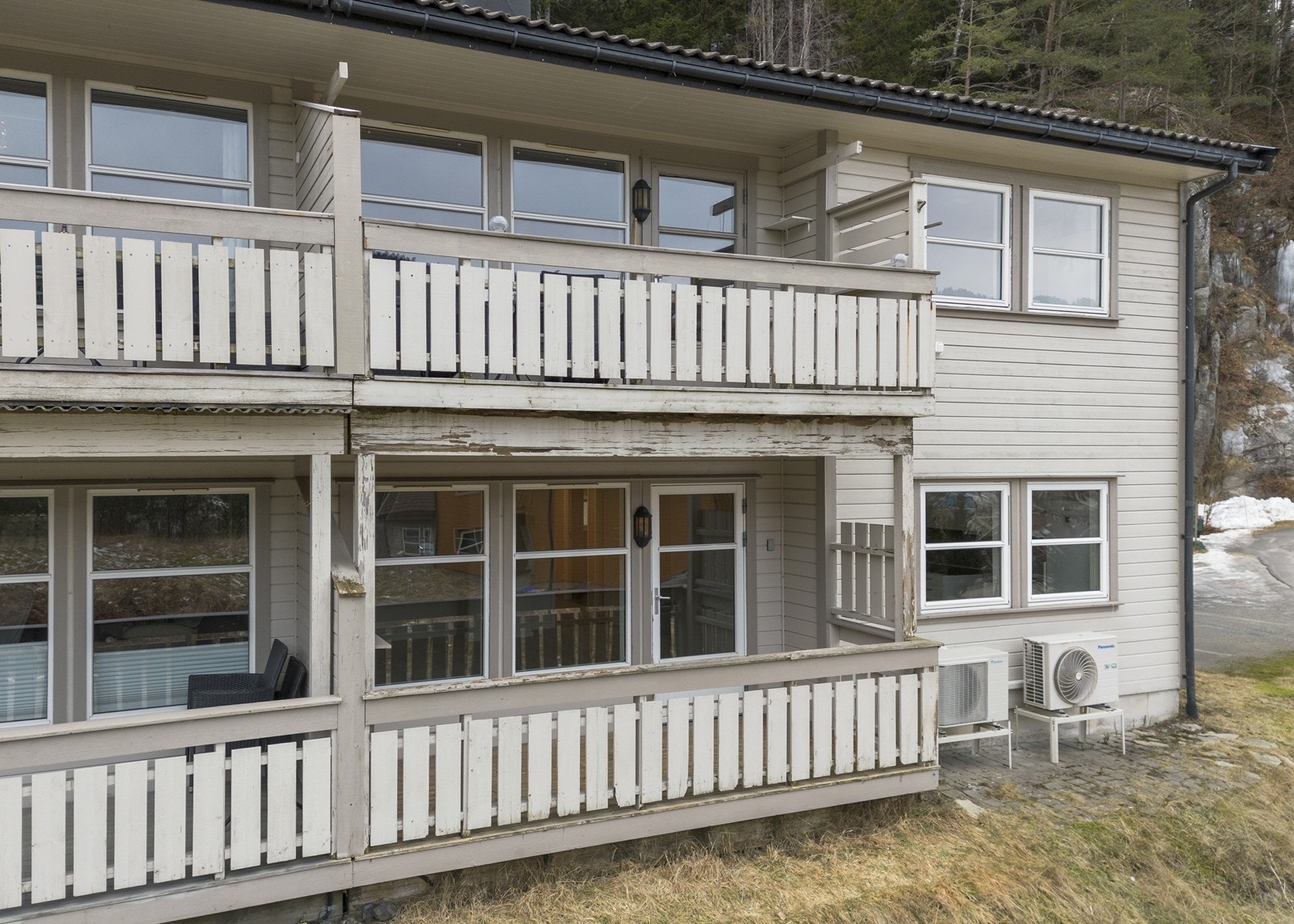 Gjør oppmerksom på at råteskadet treverk skal bli byttet ut. Se nærmere beskrivelse i salgsoppgave. Galleribilde