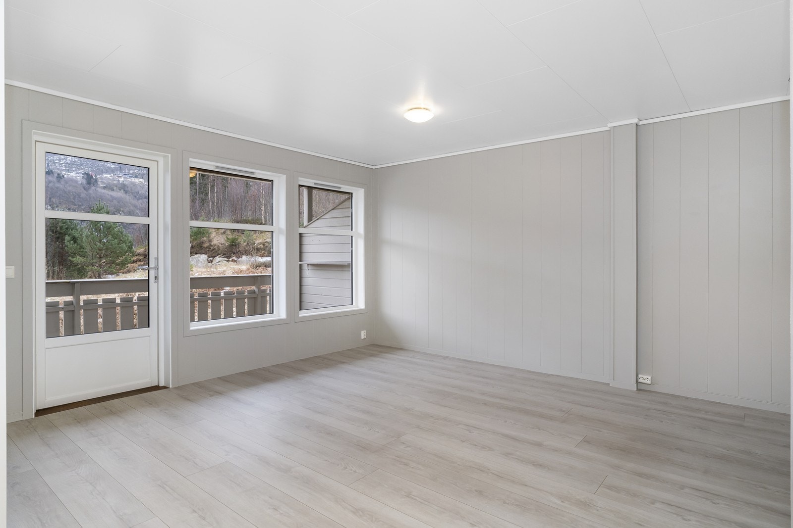 Fra stuen er det utgang til overbygd terrasse i front av leiligheten. Galleribilde