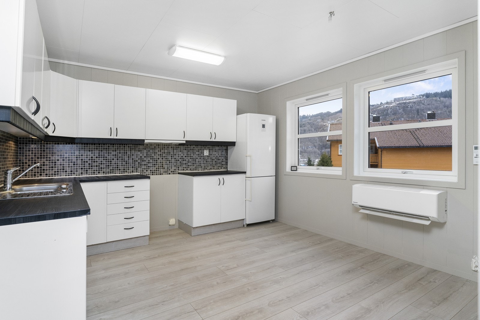 Kjøkken er praktisk og har god skap- og benkeplass. Her medfølger kombi kjøle- og fryseskap samt oppvaskmaskin. Galleribilde