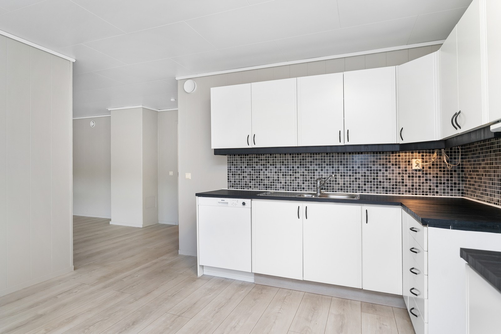 På kjøkkenet er det god plass til en eventuell spisegruppe. Galleribilde