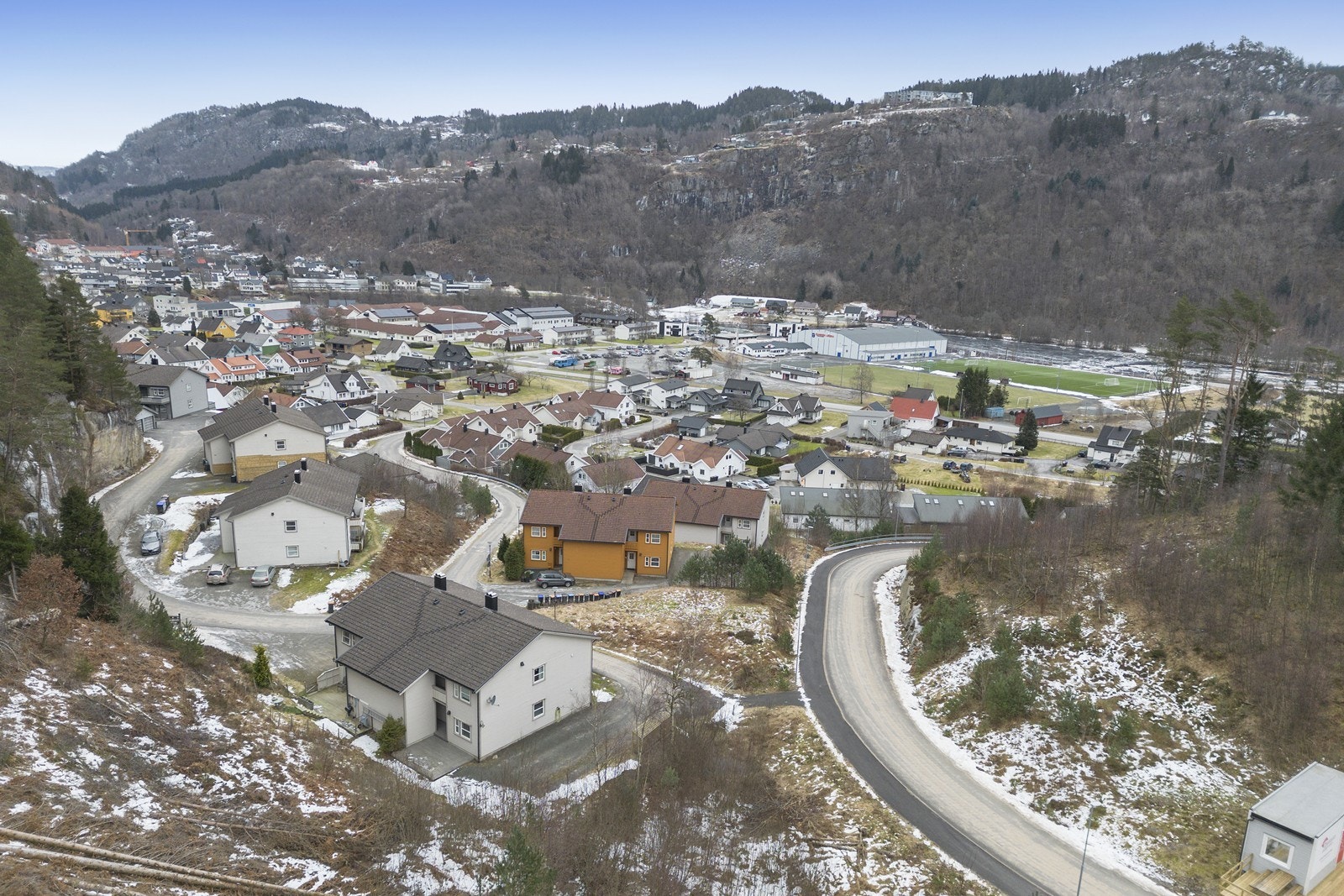 Sentral og fin plassering med kort og enkel adkomst til Liknes sentrum. Her har man gang- og sykkelavstand til butikker, bank, samt barne-, ungdom- og videregående skole, barnehager og idrettsstadion. Galleribilde