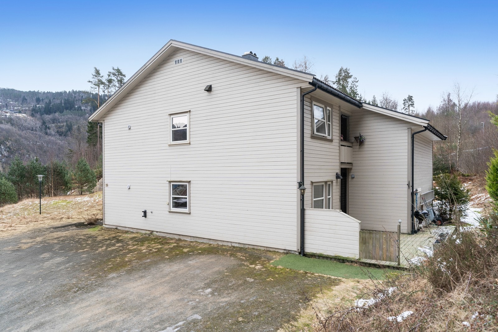 Det er svært gode parkeringsmuligheter like ved leiligheten. Bygget har parkeringsplass på begge sidene, slik at det naturlig er kun beboere og gjester til to av leilighetene som parkerer på denne siden. Galleribilde