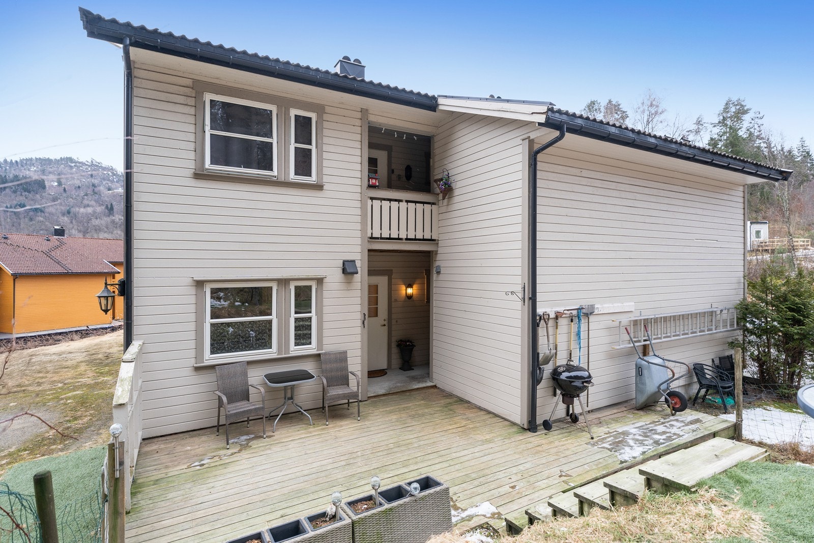 Det er oppført platting ved inngangspartiet. Plattingen er etablert på fellestomt og er formelt sett en del av fellesarealet. Bruken har imidlertid vært disponert av denne boenheten i tillegg til boenheten ovenfor. Galleribilde