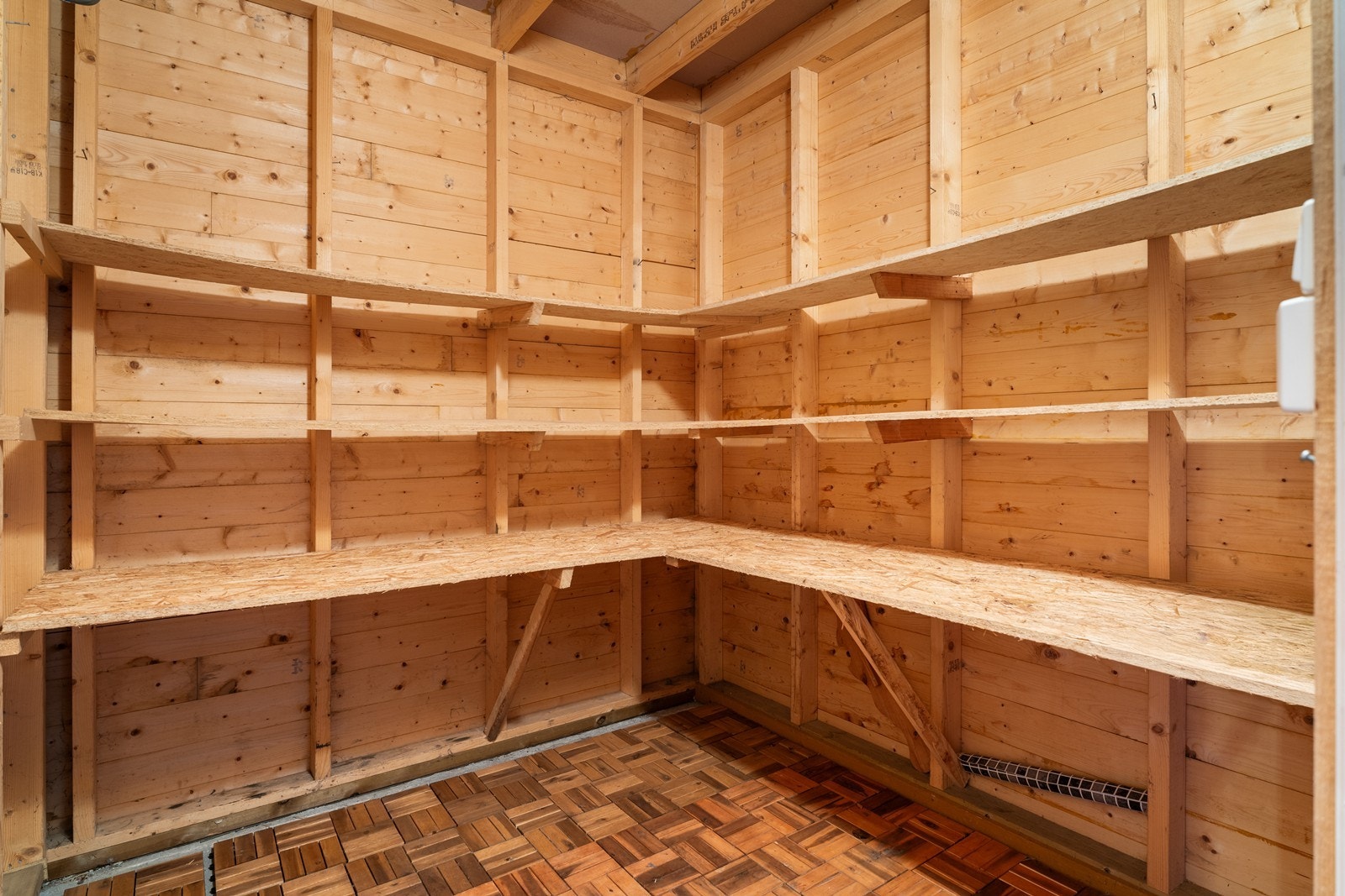 Romslig utvendig bod på ca. 5 kvm med hyller og overbygd adkomst fra inngangspartiet. Galleribilde