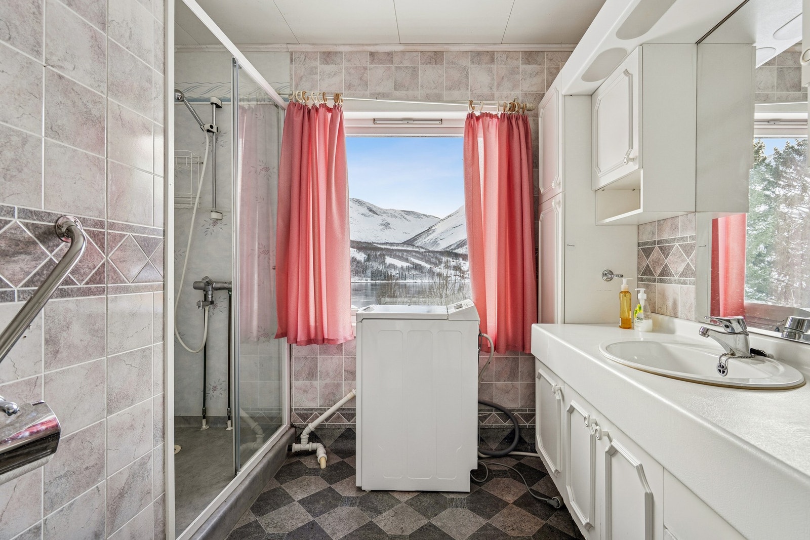 Rommet er innredet med nedfelt servant, toalett, dusjvegger/hjørne og opplegg for vaskemaskin. Galleribilde