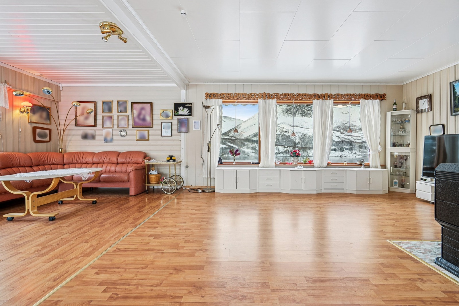 Lys og romslig stue, med store vindusflater som slipper inn mye naturlig lys. Det er flott utsikt fra stua. Galleribilde