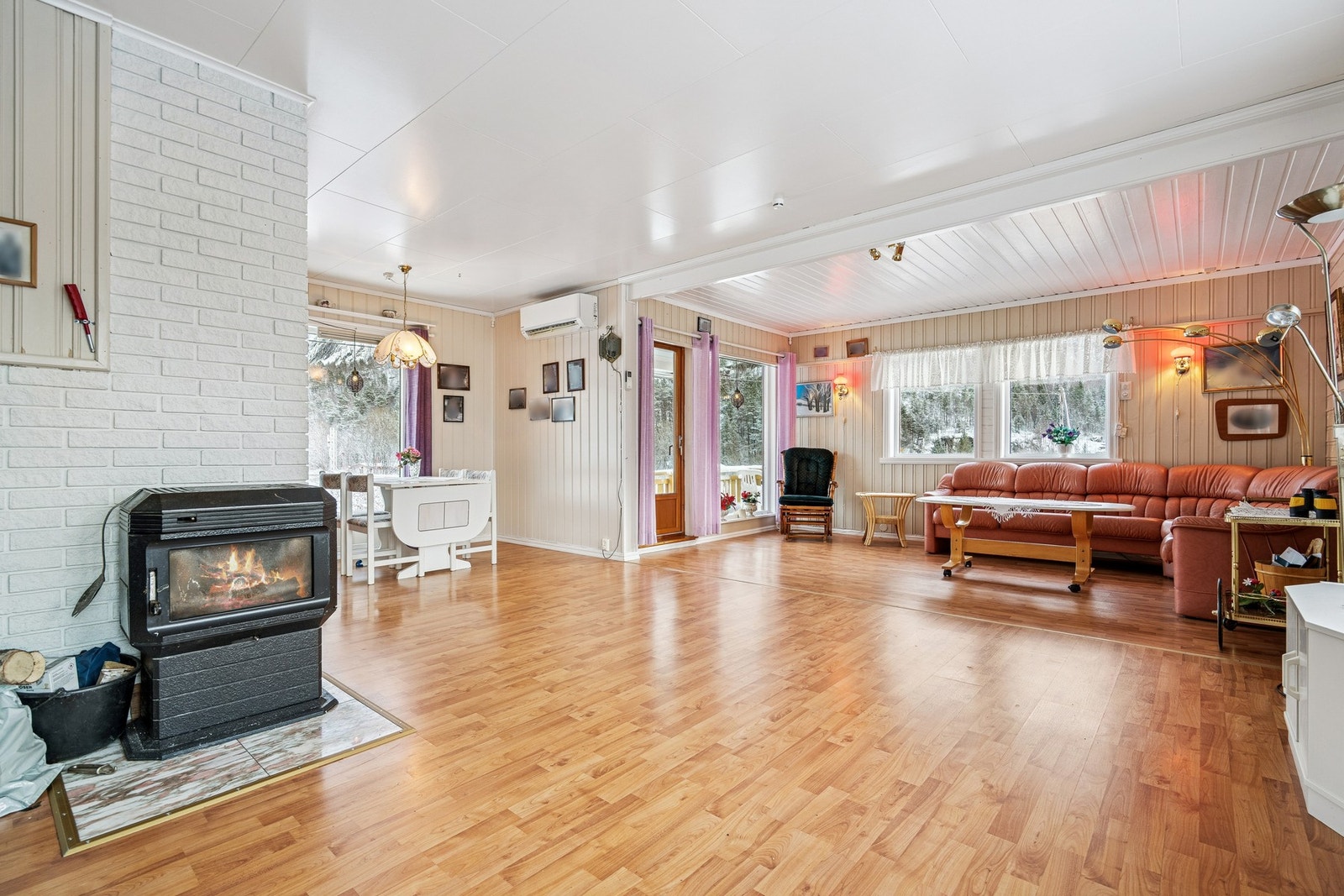 Her er det god plass til både sitte- og spisegruppe. Galleribilde