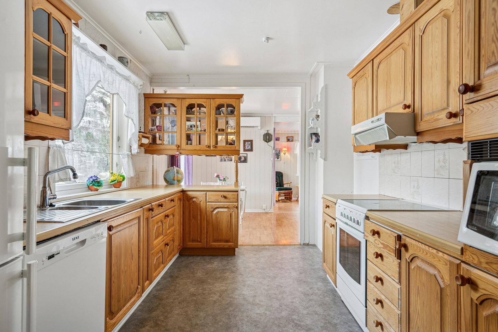 Kjøkkenet er godt utbygget med skap- og benkeplass, og det er innredning med profilerte fronter. Galleribilde