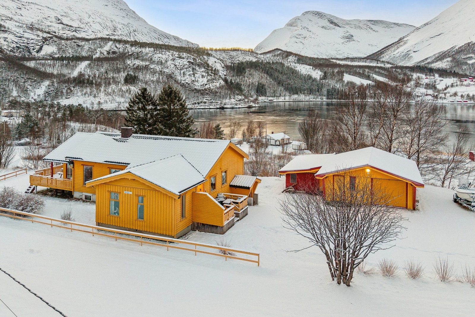 Det er en romslig garasje med tilhørende boder. Galleribilde