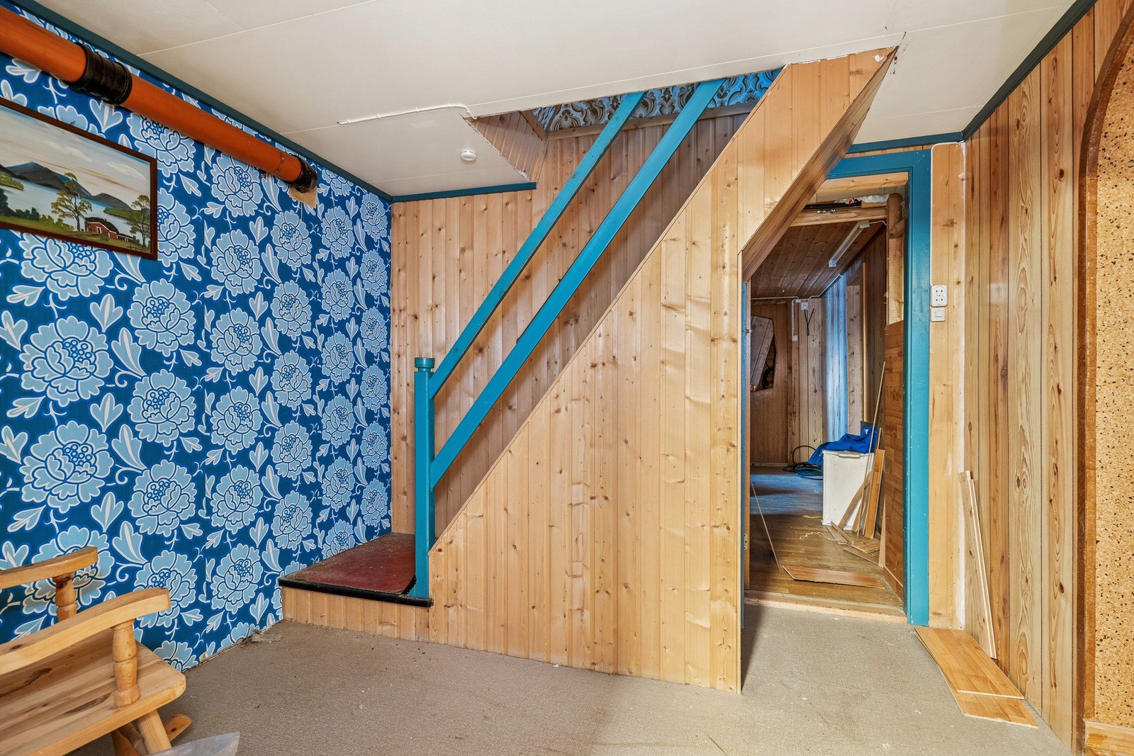 Kjeller med god plass til oppbevaring. Her er det også en egen inngang ned til kjelleren utenifra. Galleribilde