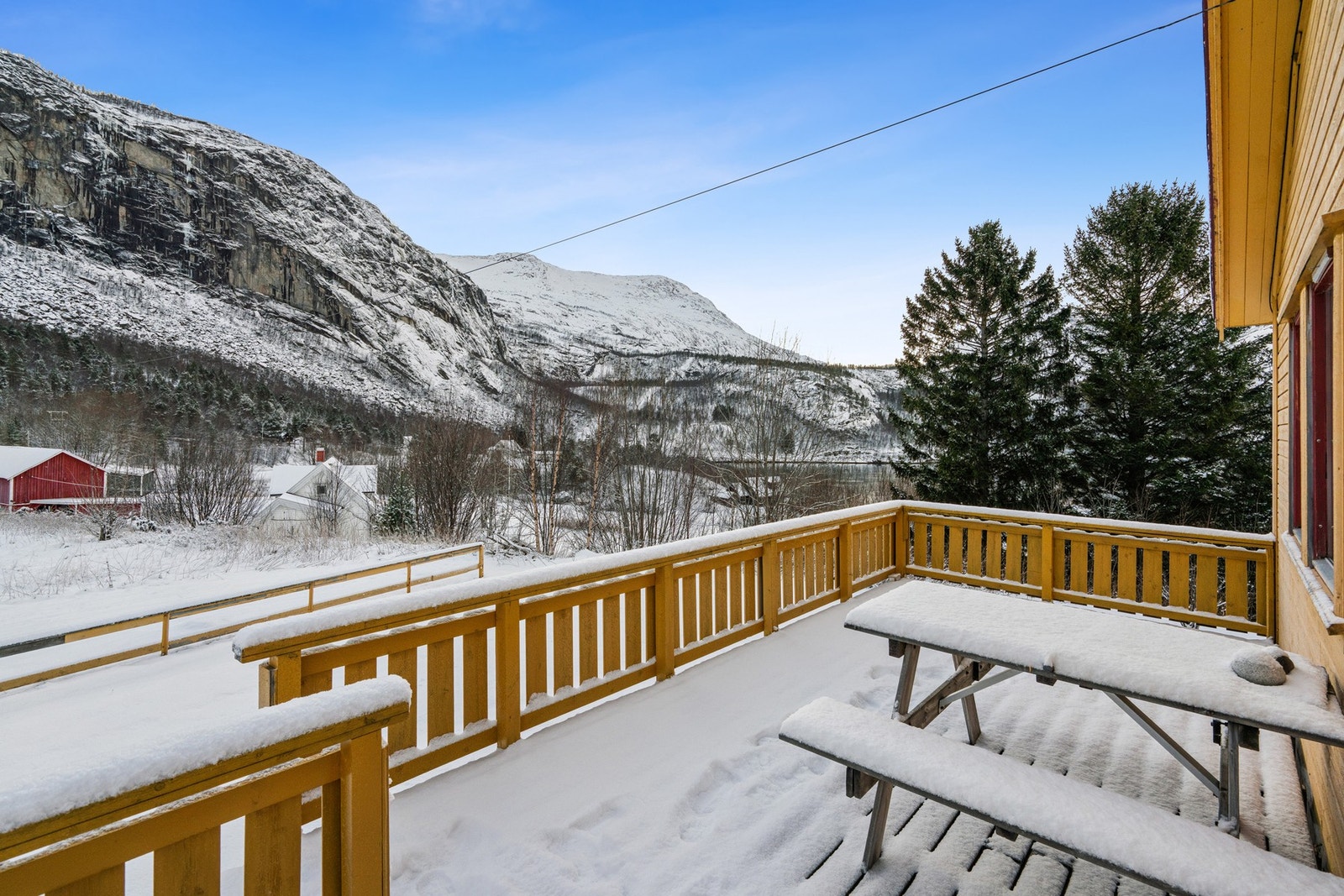 Det er utgang fra stua til en romslig terrasse med gode solforhold. Galleribilde