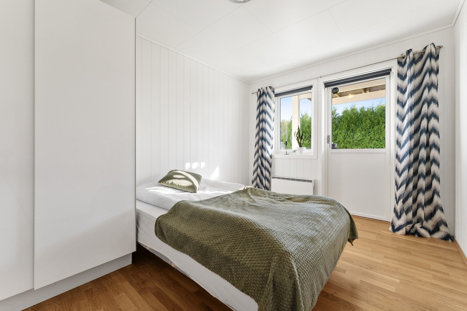 Lyst og innbydende soverom. Harmonisk atmosfære og moderne stil. Galleribilde