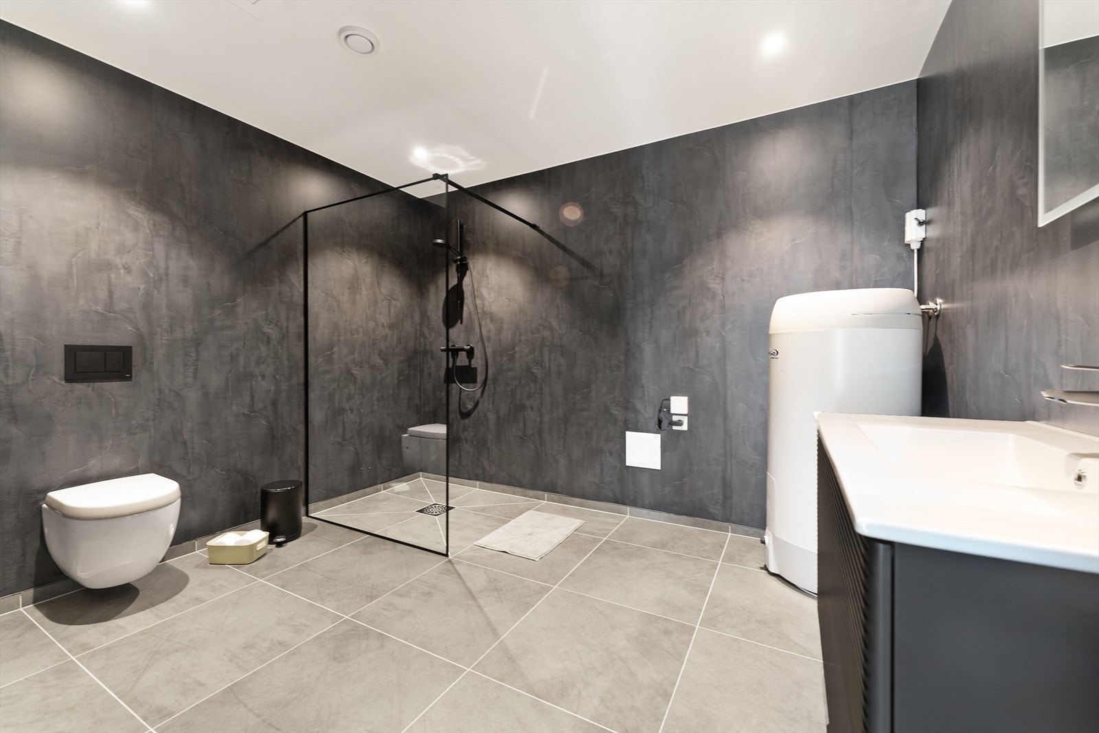 Stilrent og moderne baderom med åpen dusjløsning og delikate overflater. Perfekt for deg som verdsetter kvalitet og eleganse. Galleribilde