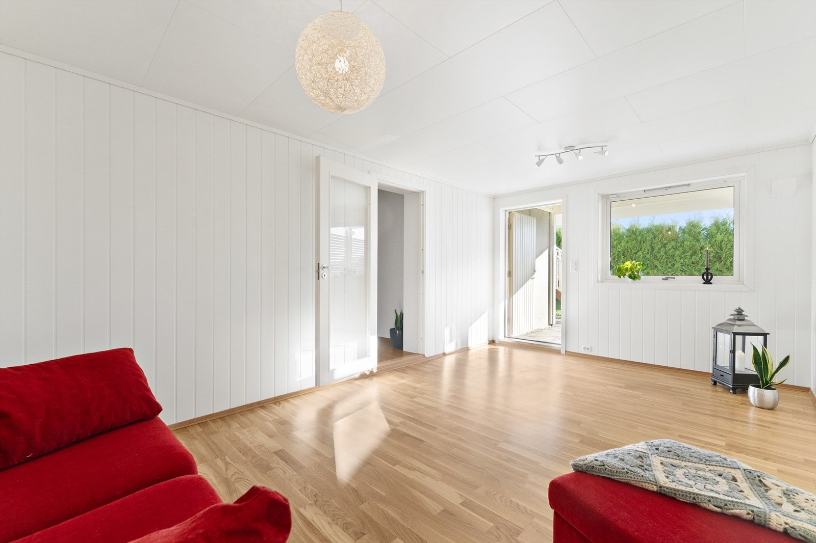 Lys og luftig stue med store vinduer, utgang til hage, og moderne detaljer. Perfekt for avslapning og gjestfrihet. Galleribilde