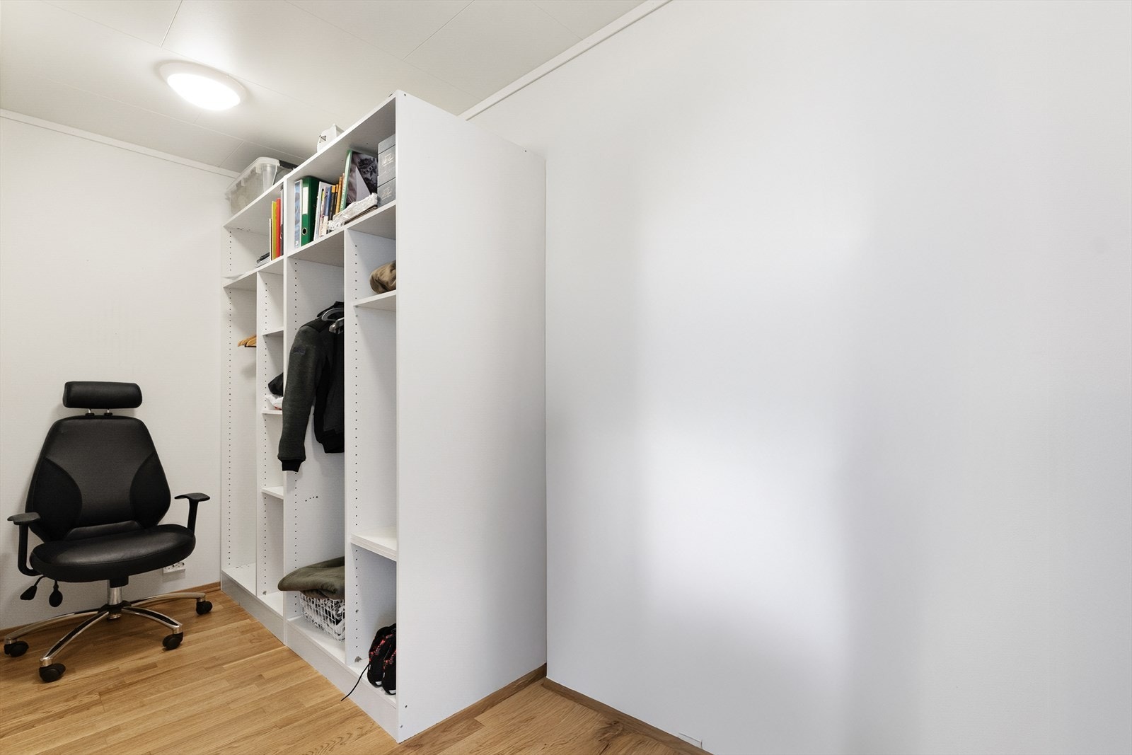 Lyst og funksjonelt rom med plass til oppbevaring og arbeid, perfekt for hjemmekontor eller studieplass. Galleribilde