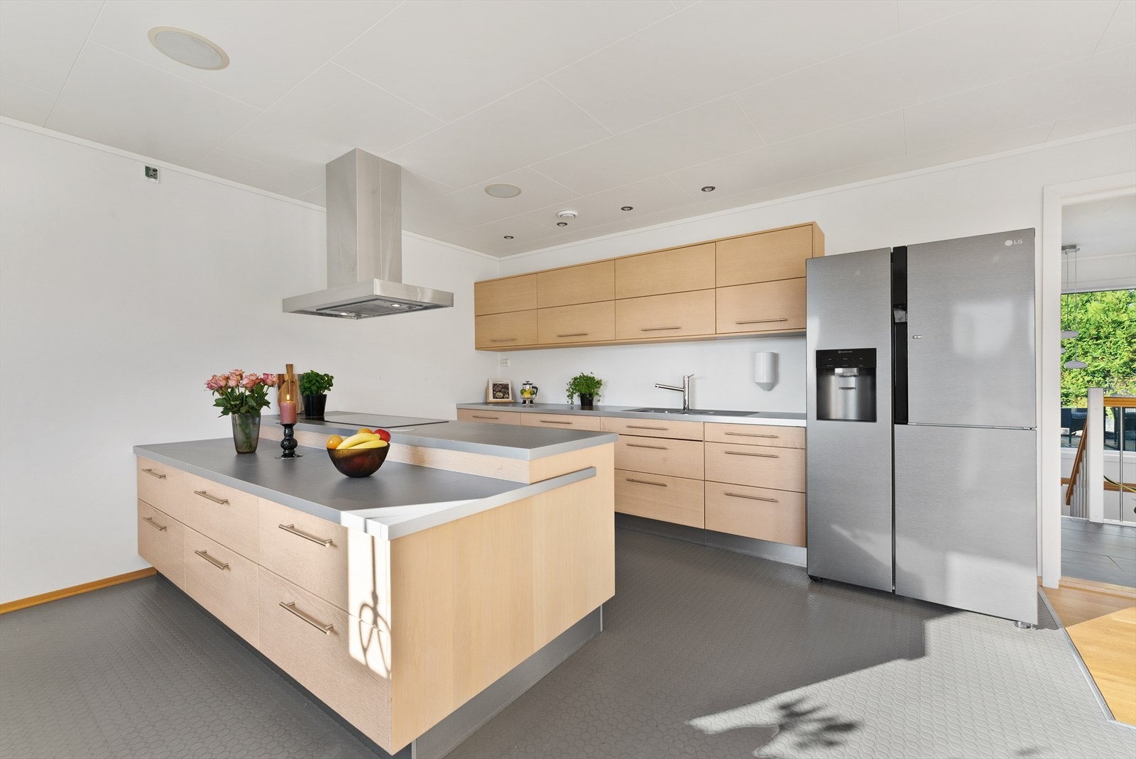 Moderne kjøkken med stilren design og funksjonell layout. Perfekt for matlaging og sosiale sammenkomster. Lyse overflater gir en romslig følelse. Galleribilde