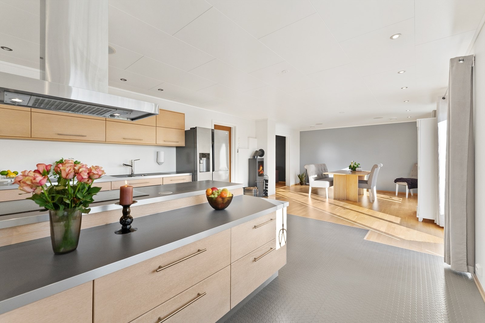 Kjøkkenet er utstyrt med skapfronter i finert glatt utførelse. Benkeplater av laminat med underlimt vask og nedfelt platetopp. Integrert mikroovn, komfyr og oppvaskmaskin. Galleribilde